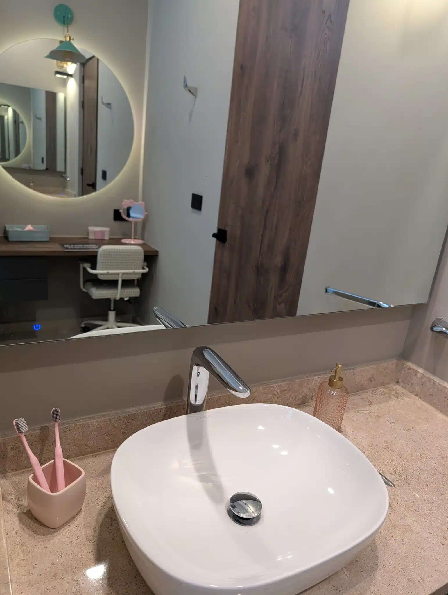 PXL_20251126_182306665