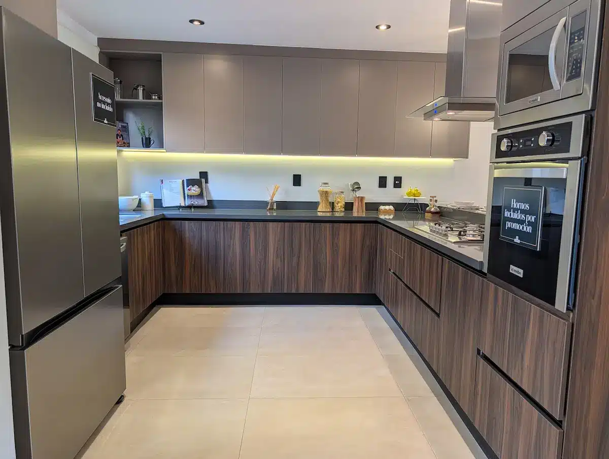 PXL_20251126_185546536.MP (1)