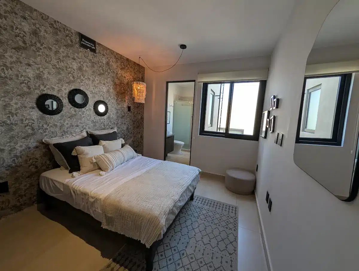 PXL_20251126_192500237