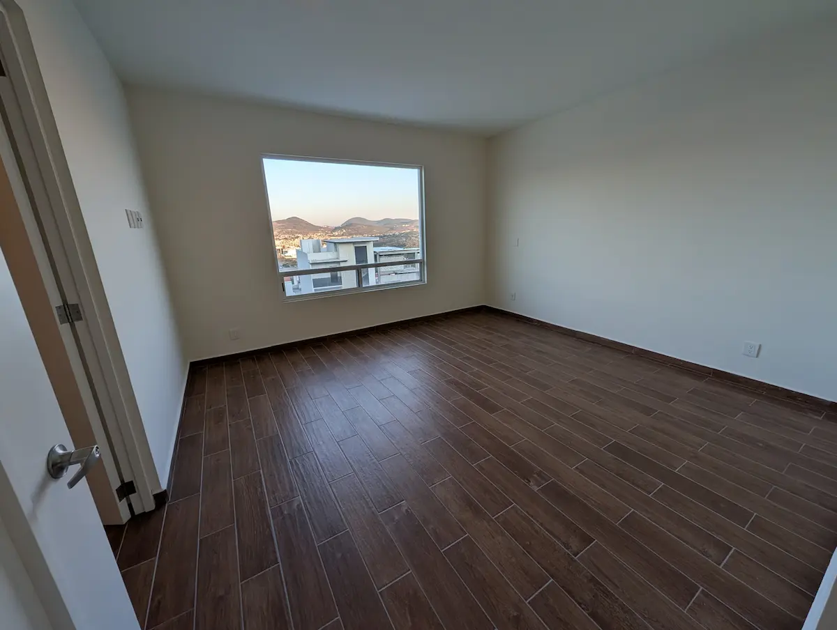 PXL_20251219_234005903